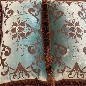 Beautiful velvet blue/brown pillows 2 king